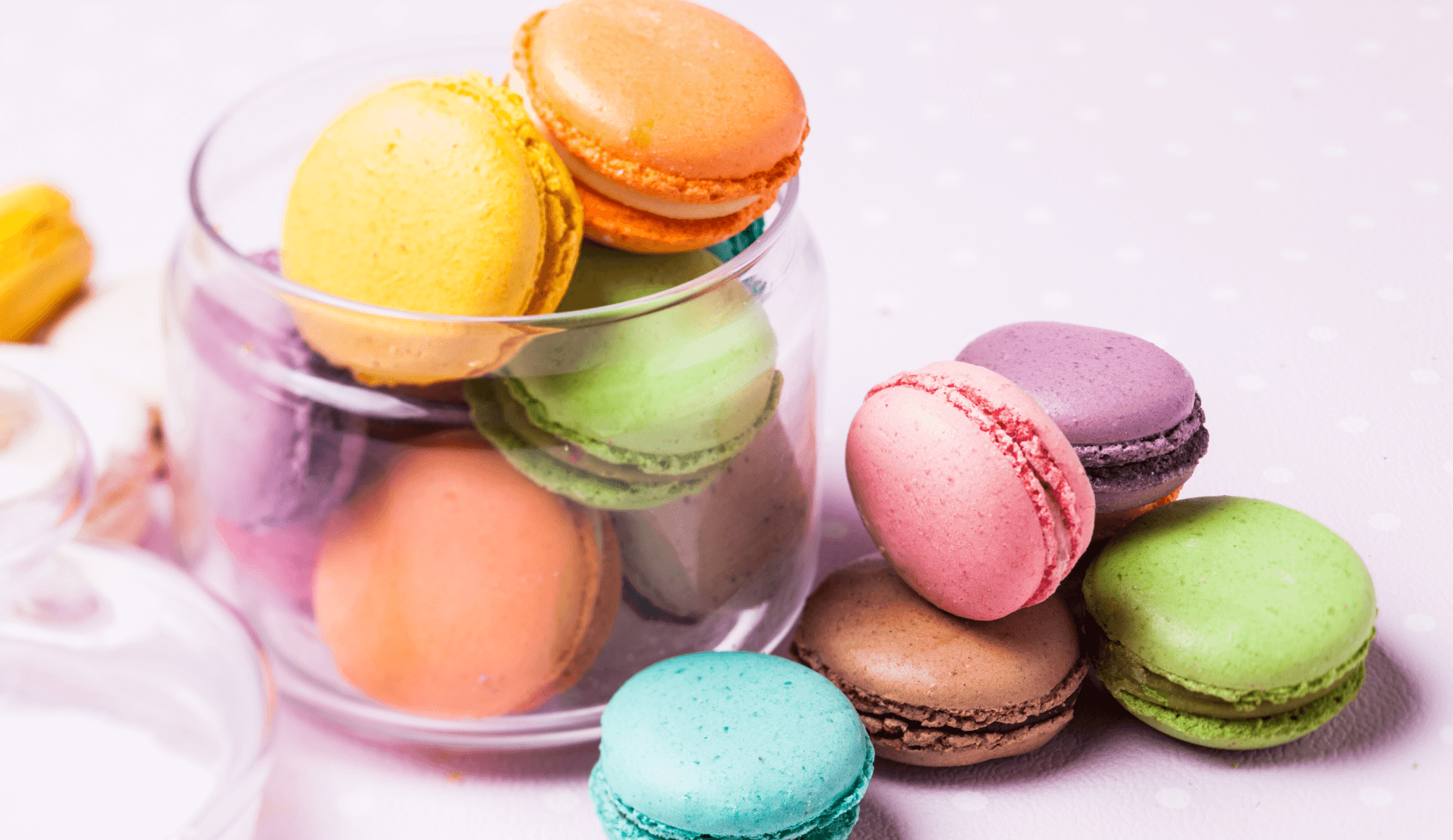 Bunte Macarons in einem Glas – Symbol für Vielfalt und Originalität trotz KI