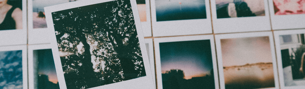 Symbolisches Foto mit Polaroids – steht für Persönlichkeit und Vertrauen auf der eigenen Website